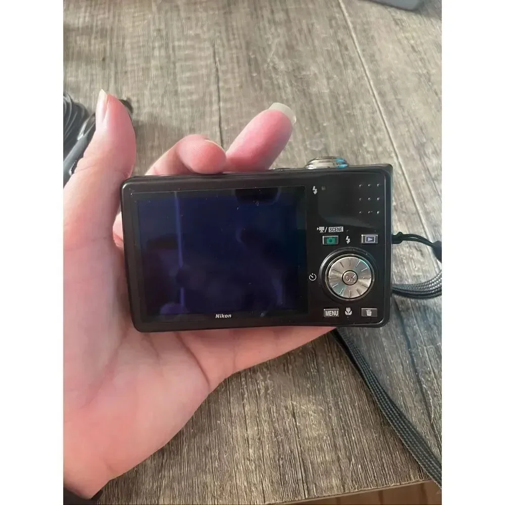Nikon COOLPIX S630 12.0MP Compact Digital Camera w/Battery cords manual case tes